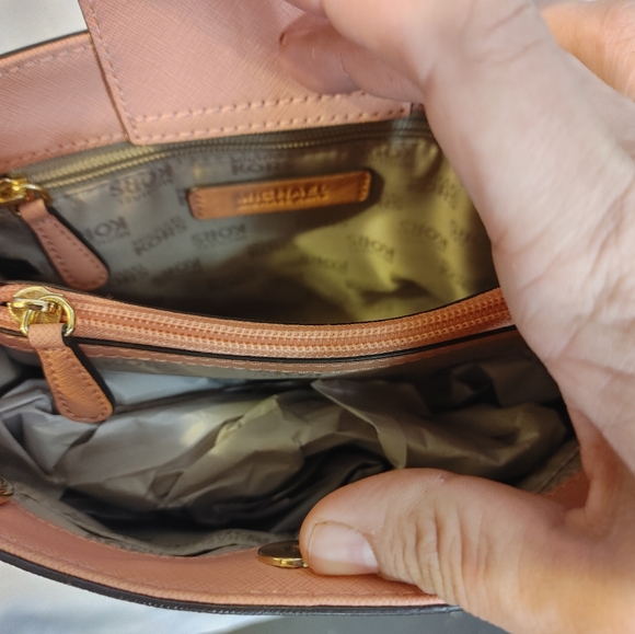 🔥HOST PICK🔥 Michael Kors Hailee Crossbody Bag Peach, Brown - Picture 6 of 11